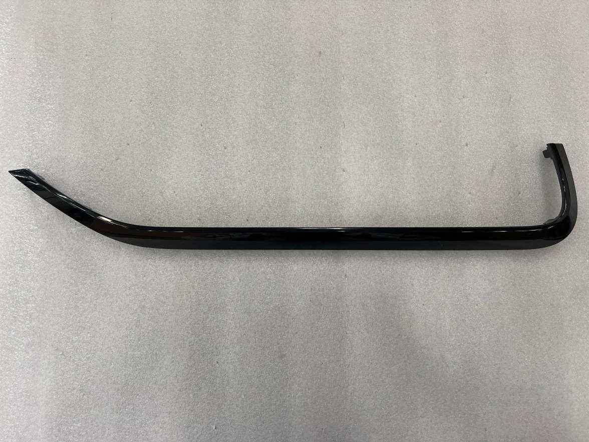 Right front door rocker panel trim